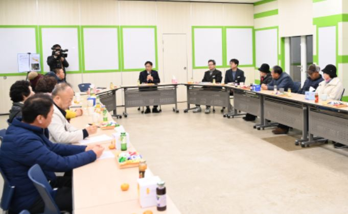 오후석 행정2부지사가 대성동마을 주민들과 간담회를 가지고 있다.