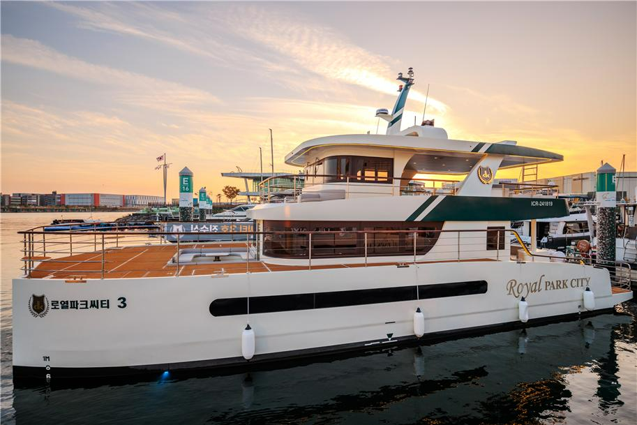 DK아시아, 로열파크씨티 3호 요트 진수식 가져