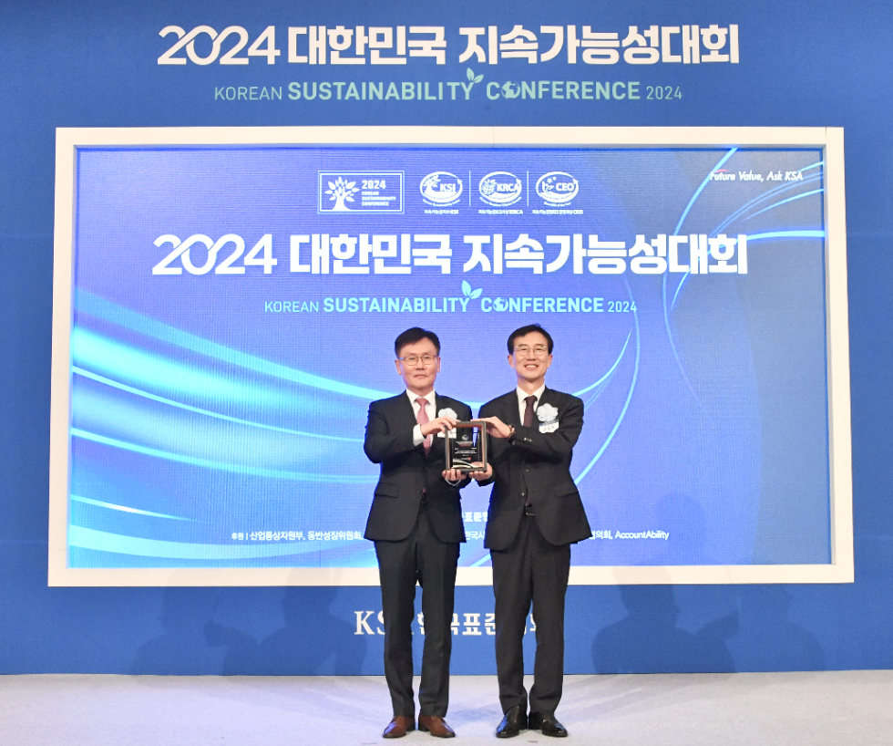 왼쪽부터 서성철 교보증권 변화혁신지원실장, 문동민 한국표준협회 회장. 사진=교보증권