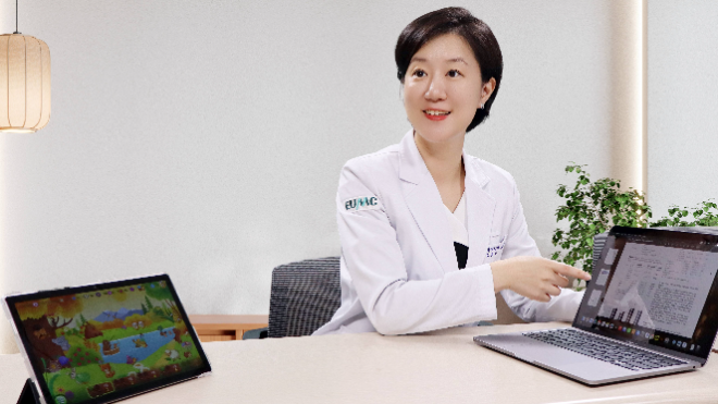 태블릿PC로 교육하는 재활의학과 서지현 교수. 사진=이대목동병원