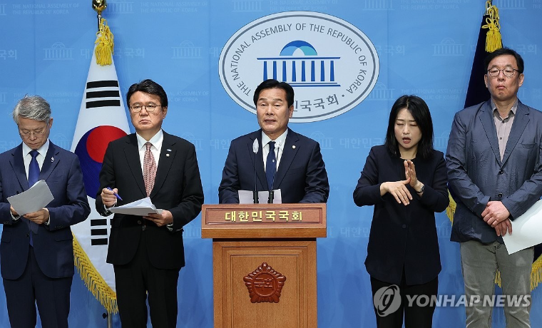 주철현 (가운데) 국회의원 (사진=연합뉴스)