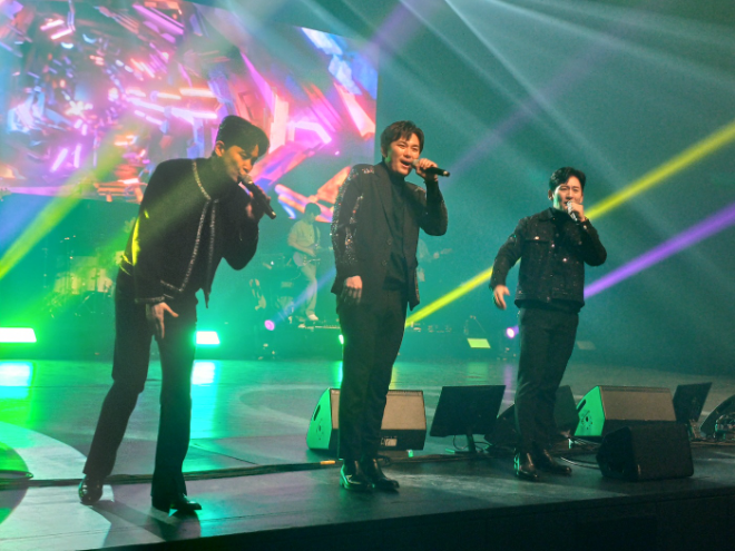 지난 29일, 이화여자 대학교 삼성홀에서 열린 콘서트에서 그룹 V.O.S가 열창을 하고 있다. (사진=로이슈)