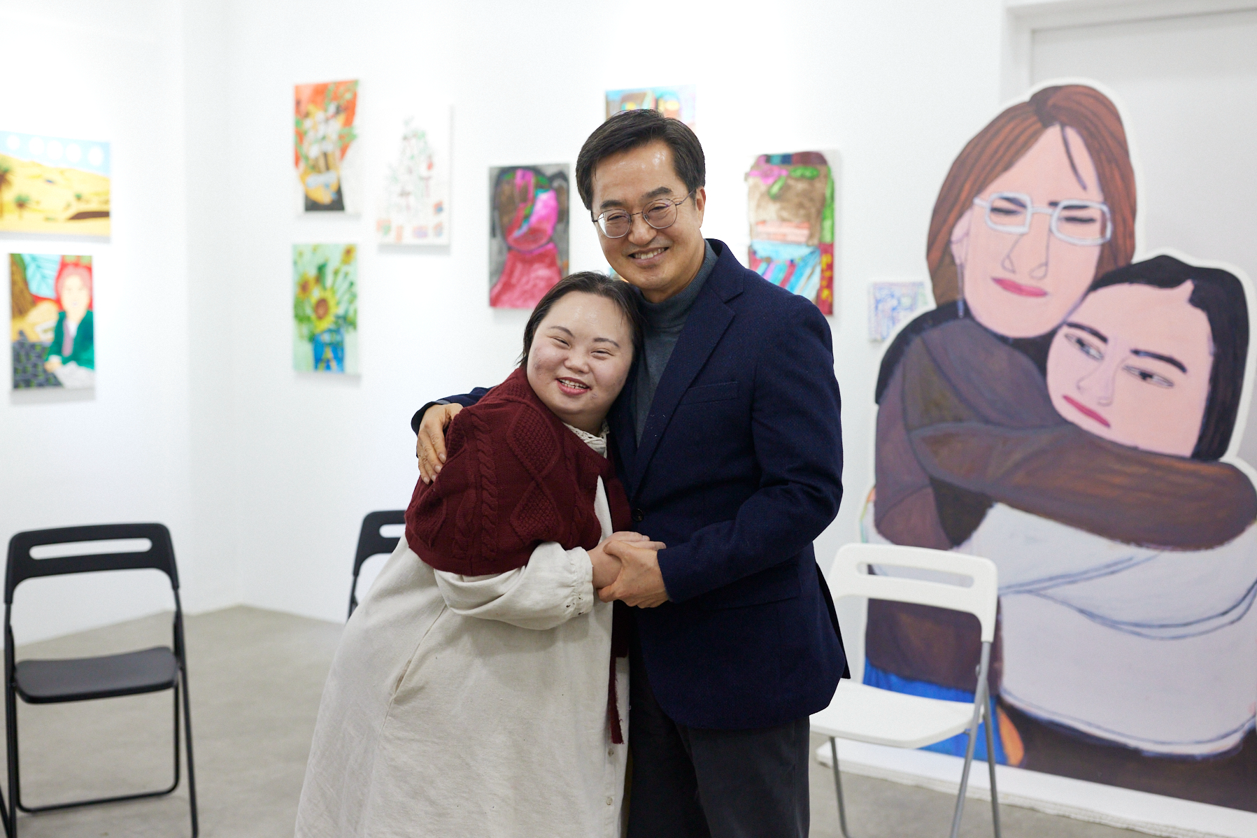 김동연 지사가 정은혜 작가와 기념촬영을 하고 있다.