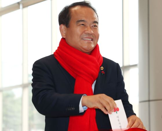 이덕수 의장 ‘희망 2025 나눔 캠페인’에 참석하여 성금을 기탁하고 있다.