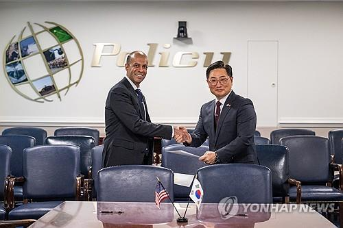 한미 핵협의그룹(NCG) 공동대표인 조창래 국방부 국방정책실장과 비핀 나랑 미 국방부 우주정책차관보가 지난 7월 11일 미국 국방부에서 한미 한반도 핵억제 핵작전 지침에 서명했다. 사진=연합뉴스