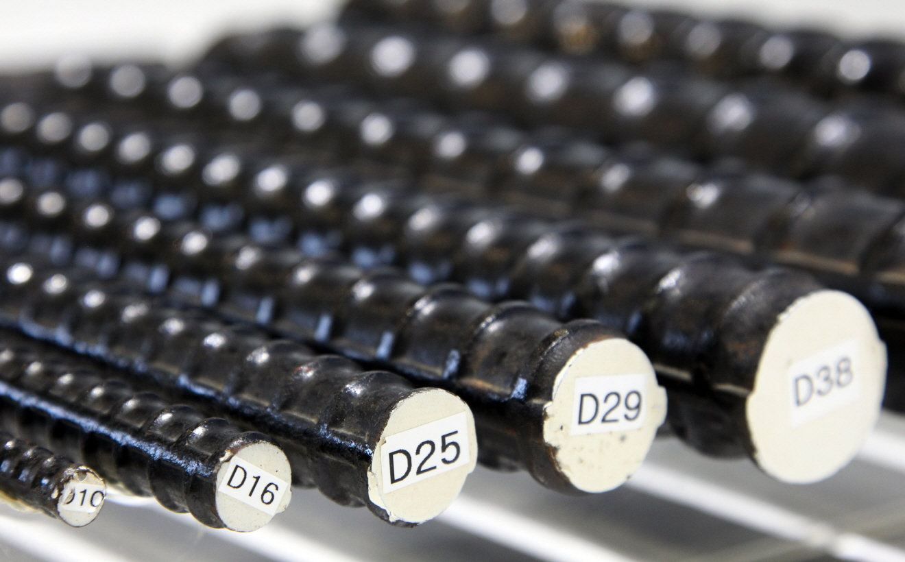 현대제철 전기로에서 생산한 탄소저감형 철근.(사진=현대제철)