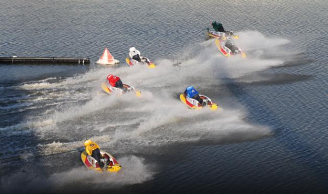 미사리 경정장에서 펼쳐진 경정 경주에서 1번 선수가 1턴 마크를 바짝 돌며 선두를 꿰차고 있다.(사진=국민체육진흥공단)