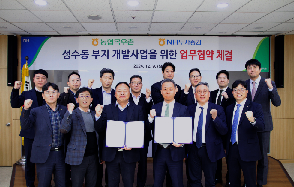 NH투자증권이 농협목우촌과 성수동 부지 개발사업 추진 업무협약을 체결했다고 10일 밝혔다. 윤병운(오른쪽 세 번째) NH투자증권 대표이사와 조재철 농협목우촌 대표이사(오른쪽 네 번째)가 9일 오후 임직원들과 업무협약 체결 후 기념촬영을 하고 있다. 사진=NH투자증권