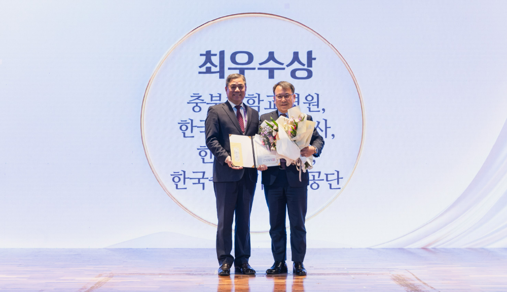 (오른쪽) 한국부동산원 권순일 감사.(사진=한국부동산원)