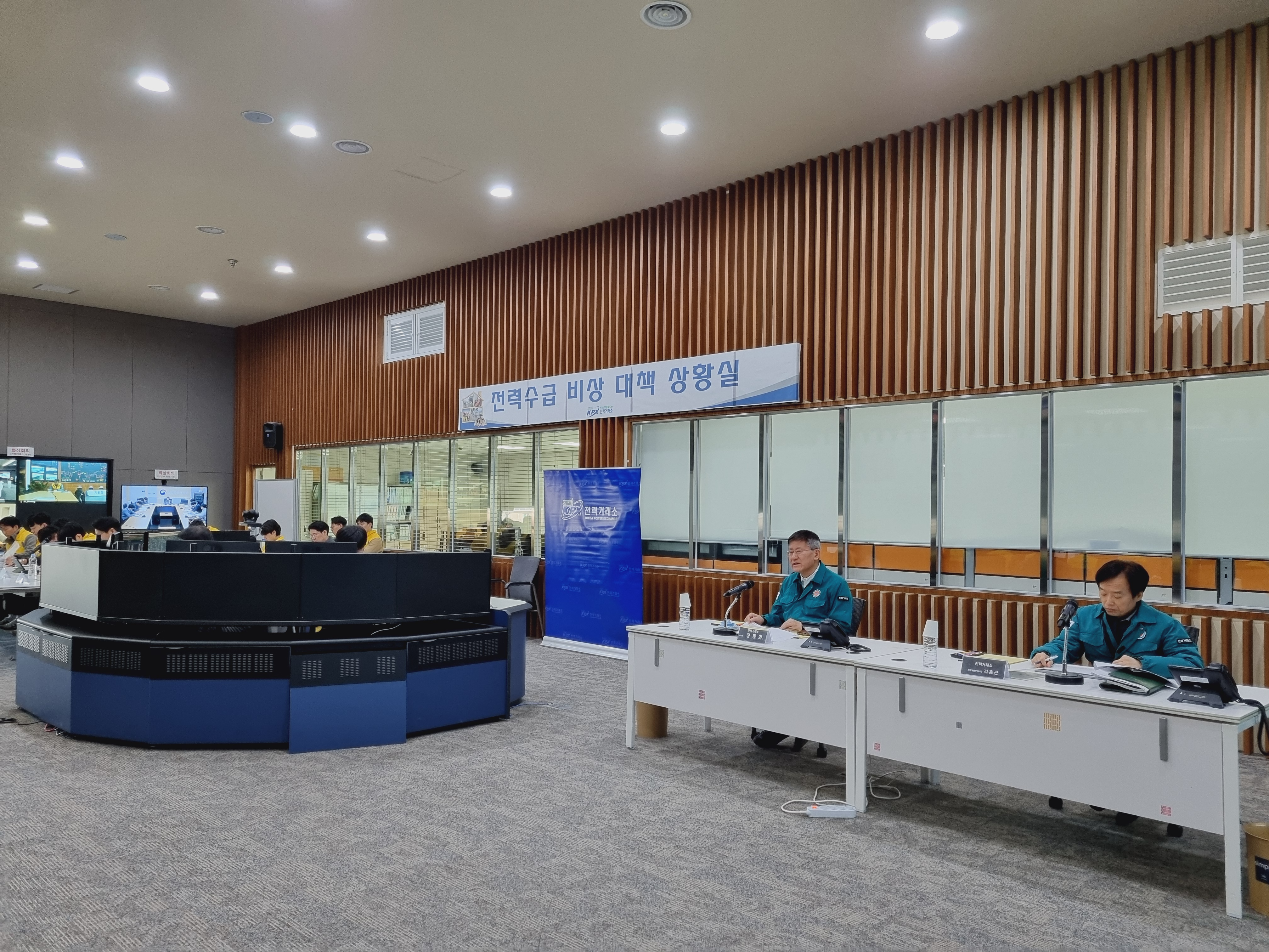 정동희 전력거래소 이사장(우측에서 두 번째) 및 김홍근 전력계통부이사장(우측에서 첫번째)이 훈련에 참여하고 있다. (사진=전력거래소)