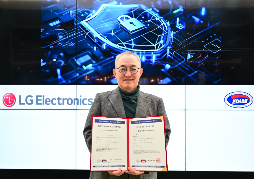LG전자 CTO부문 박인성 SW센터장이 IoT 분야 사이버보안 공인시험 자격 인정서를 들고 있는 모습. 사진=LG전자