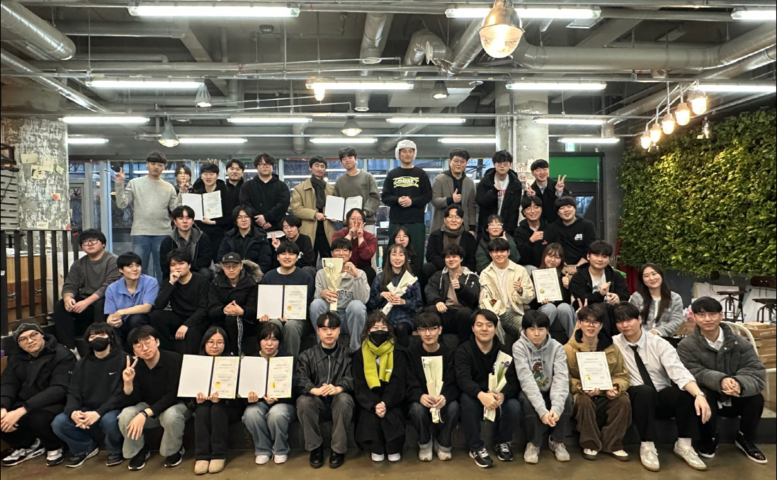 12일 스마일게이트 퓨처랩에서 열린 ‘SGM 인디게임 부문’ 16기 수료식에서 참가자들이 단체 사진을 찍고 있는 모습. 사진=스마일게이트