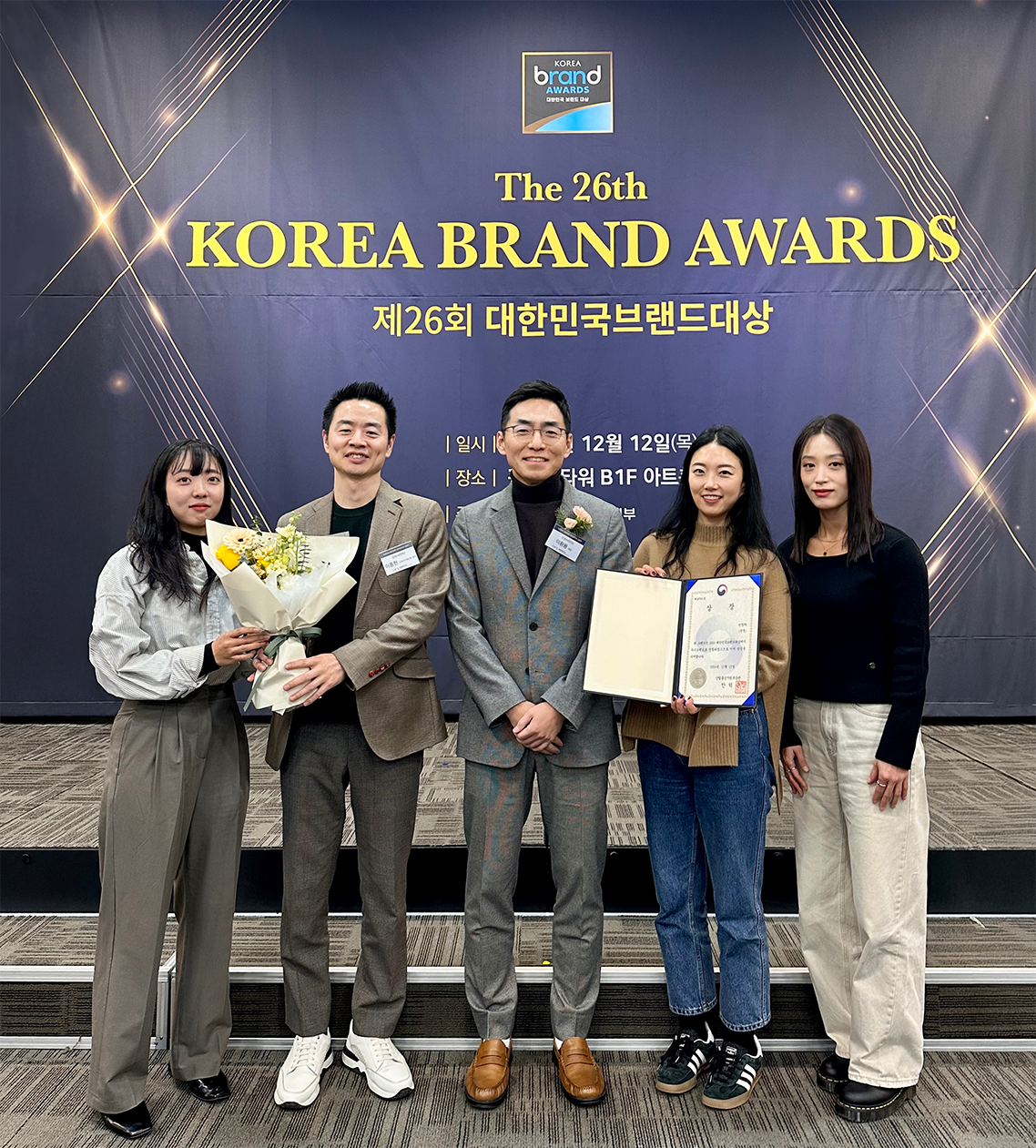 이환용 민팃 대표이사(가운데)와 민팃 구성원들이 기념촬영을 하는 모습. 사진=민팃