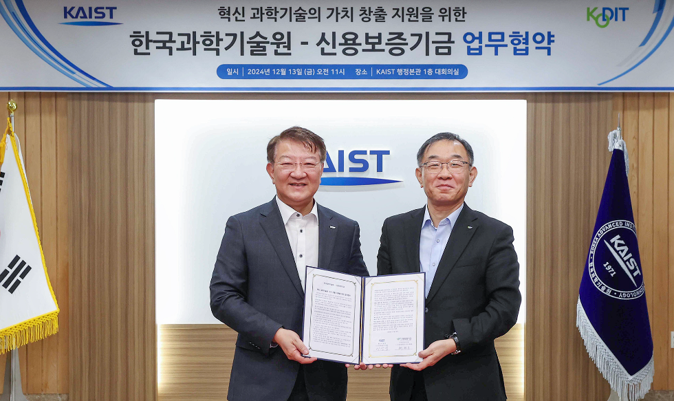 채병호 신용보증기금 이사(오른쪽)와 이상엽 KAIST 연구부총장(왼쪽)이 13일 KAIST 행정본관 대회의실에서 열린 ‘혁신 과학기술의 가치 창출 지원을 위한 업무협약’을 체결한 후 기념촬영을 하고 있다. 사진=신용보증기금