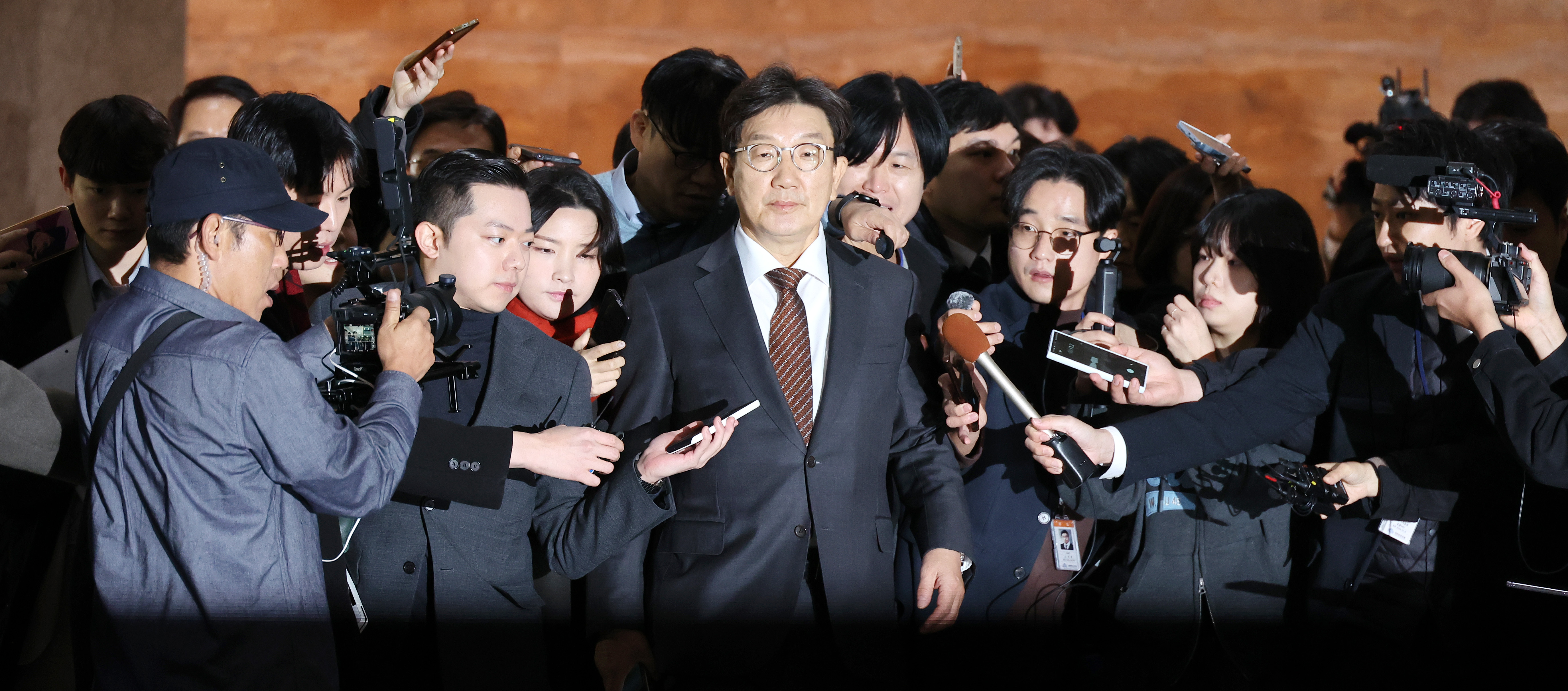 국민의힘 권성동 원내대표가 14일 오전 국회에서 열린 비상의원총회에 참석하고 있다. 사진=연합뉴스