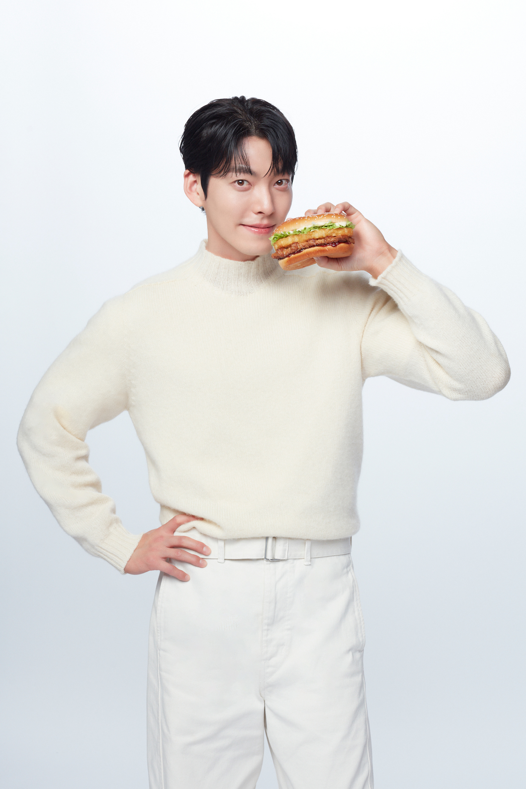 맥도날드, ‘행운버거’ 캠페인 모델에 배우 ‘김우빈’ 발탁