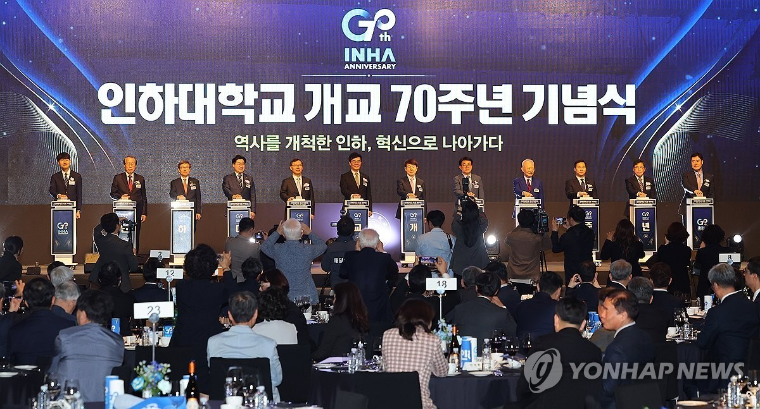 허종식 (오른쪽 다섯번째) 국회의원 (사진=연합뉴스)