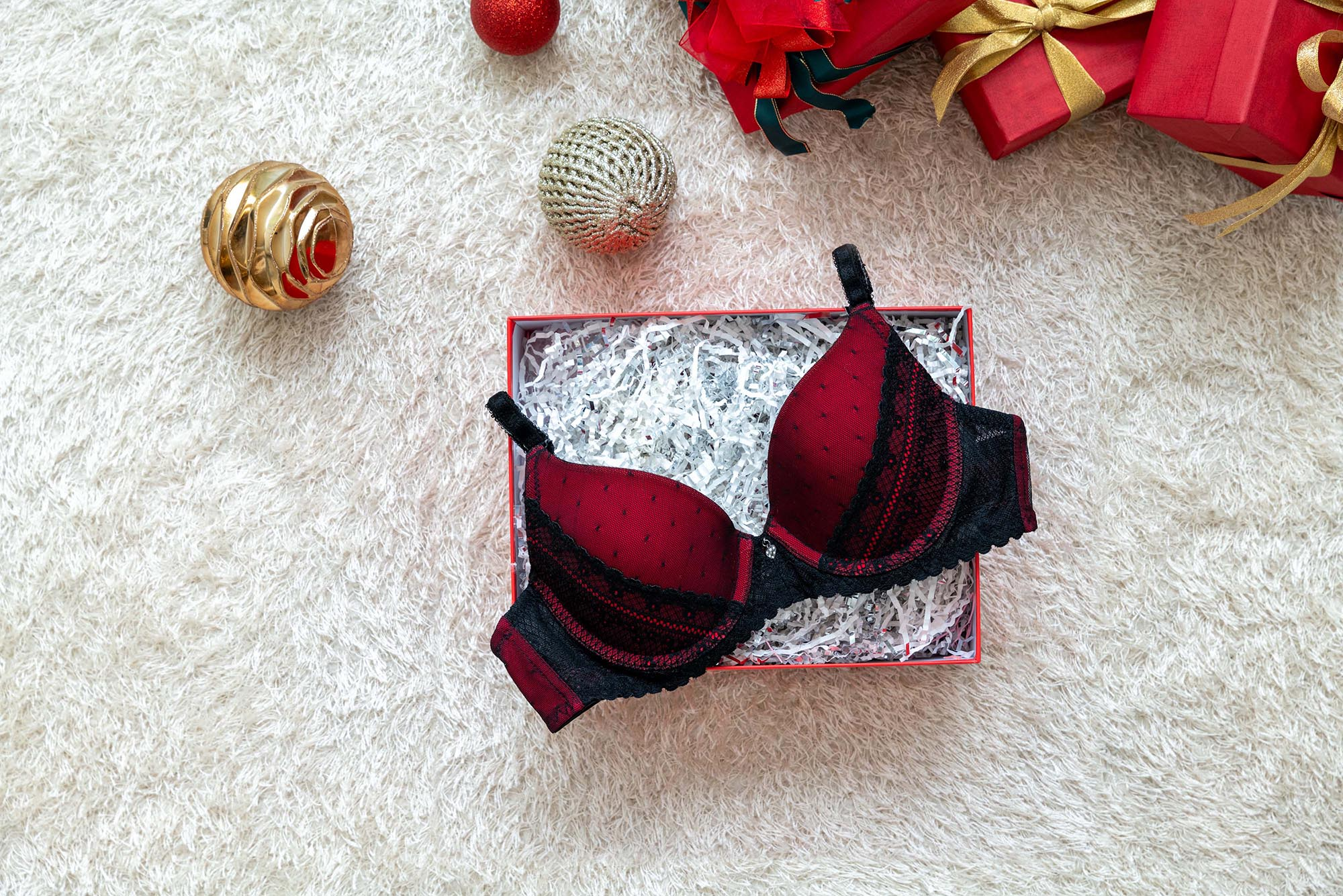 BYC, 크리스마스 ‘와이어 브라’ 선보여