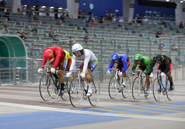 광명스피돔에서 열린 특선급 경주에서 선수들이 결승선을 향해 질주하고 있다.(사진=국민체육진흥공단)