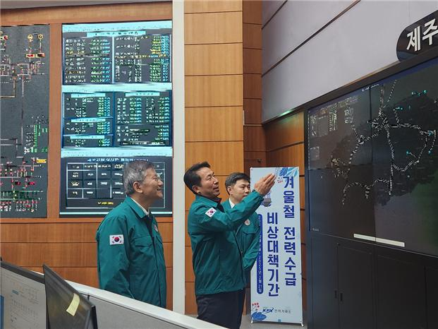 한국전력거래소 정동희 이사장은 지난 26일 제주본부를 방문해 제주지역 발전기 및 연계선 등 전력설비 운영 현황과 비상시 대응체계 등 겨울철 안정적인 전력수급 운영을 위한 준비 상황을 점검하고 있는 모습.(사진=한국전력거래소)
