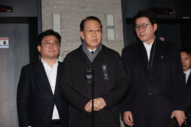 국민의힘 권영세 비상대책위원장이 1일 오전 서울 여의도 국민의힘 중앙당사에서 열린 현안 관련 비공개 회의를 마치고 나와 취재진 앞에서 발언하고 있다.(사진=연합뉴스)