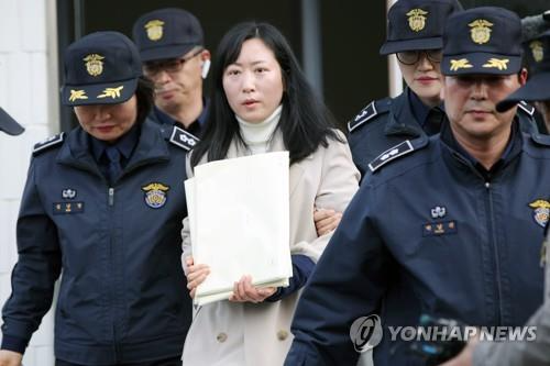 재심 첫 재판 출석하는 무기수 김신혜.(사진=연합뉴스)