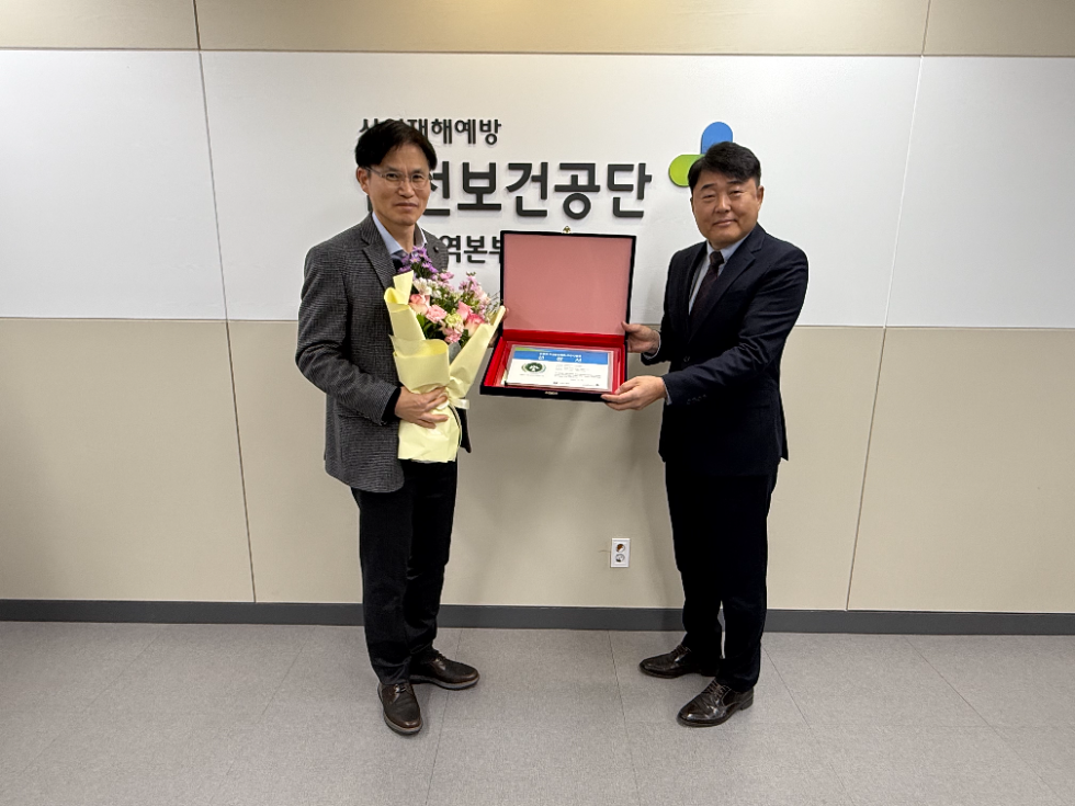 삼성전기 안전환경팀장 최종민 상무가 안전보건공단 경기지역본부 송석진 본부장으로부터 선정서를 받고 있다. 사진=삼성전기