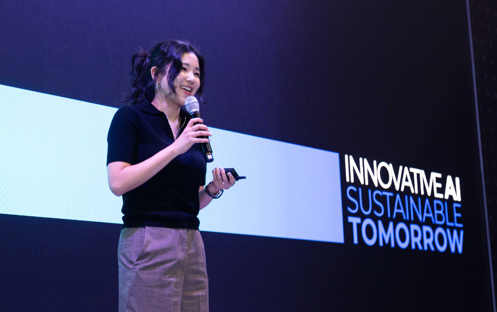 이소영 트웰브랩스 공동 창업자가 8일(현지 시각) 미국 라스베이거스에서 열린 ‘IR Pitching Day’에서 '영상을 이해하는 멀티모달 AI 모델'을 주제로 발표하는 모습. 사진=SK텔레콤