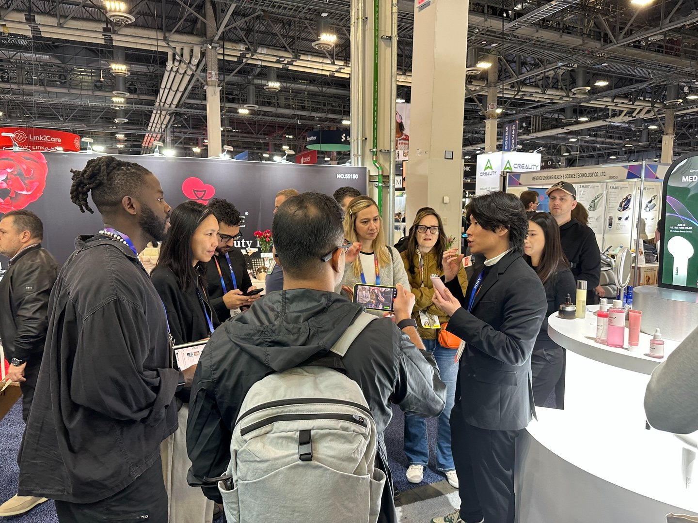 에이피알, CES 2025에서 약 1200여 명의 방문객이 찾아