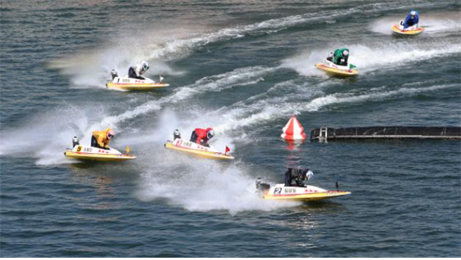 미사리경정장에서 선수들이 턴마크를 돌며 경합을 벌이고 있다.(사진=국민체육진흥공단)