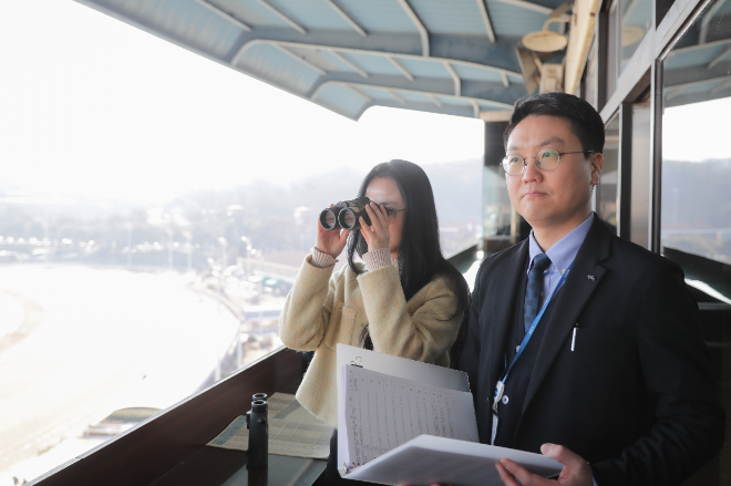 왼쪽부터 박명선 심판위원, 정재민 심판위원. 사진=마사회