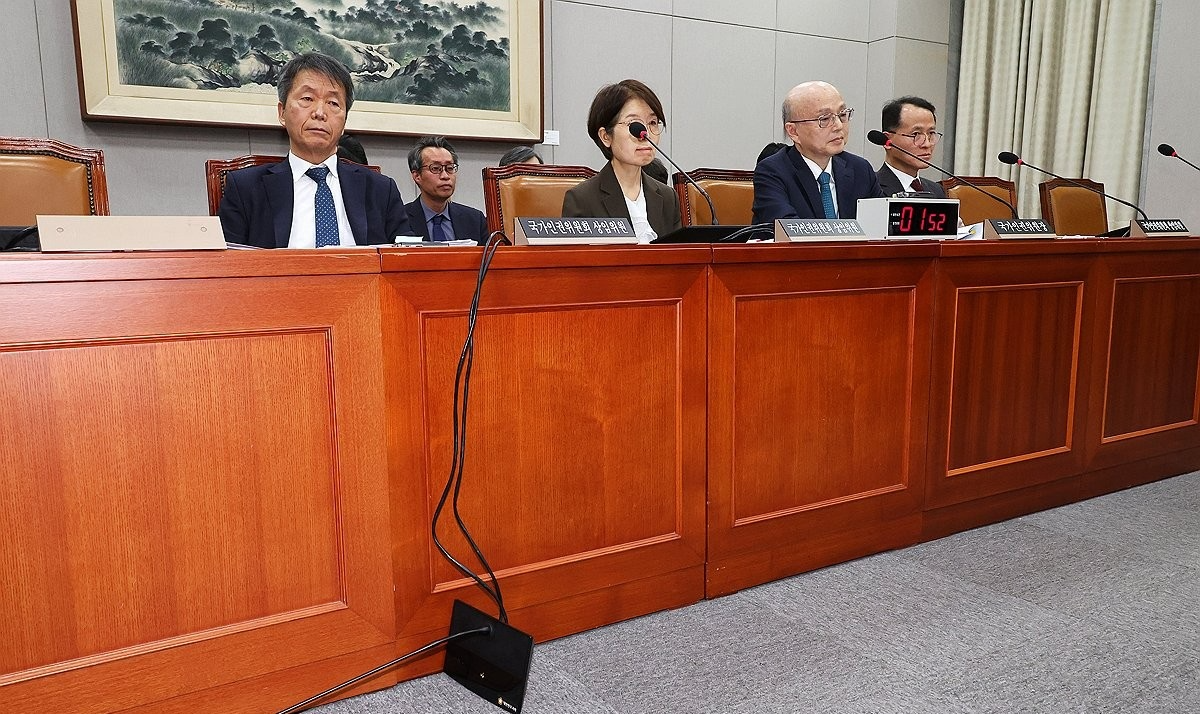 김용원 국가인권위원회 상임위원이 17일 오후 서울 여의도 국회 운영위원회 전체회의에서 의원들의 요구에 의해 마이크를 뺏긴 채 앉아 있다. (사진=연합뉴스)