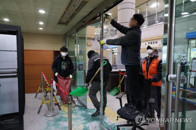 윤 대통령 지지자들 난입으로 파손된 서부지법.(사진=연합뉴스)