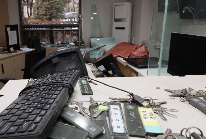 폭력과 난동이 휩쓸고 지나간 서부지법.(사진=연합뉴스)