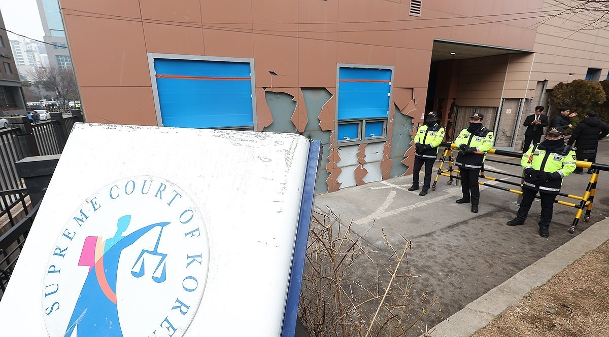 무너진 서부지법 간판(사진=연합뉴스)