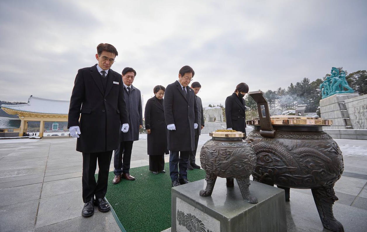 더불어민주당 이재명 대표가 30일 국립대전현충원을 찾아 참배하고 있다. 사진=연합뉴스