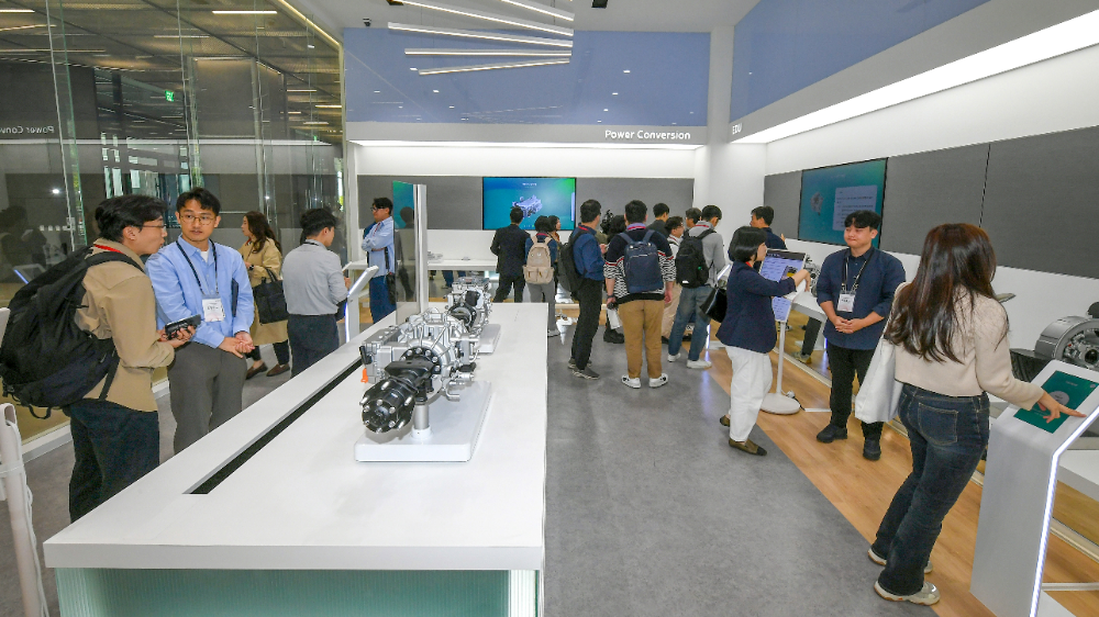 현대모비스는 지난해 경기도 의왕시 전동화연구소에서 협력사를 포함한 다양한 이해관계자를 초청해 신기술 개발 성과를 공유했다. 사진은 관람객들이 전시품을 둘러보고 있는 모습.(사진=현대모비스)