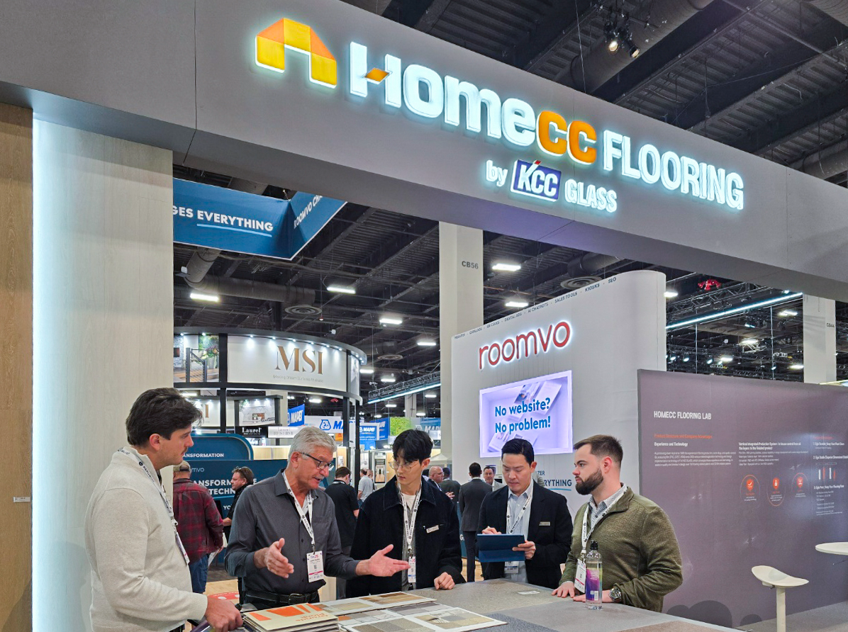 KCC글라스 관계자들이 'tise 2025'에 마련된 홈씨씨 인테리어 부스에서 방문객들과 상담하고 있다.(사진=KCC글라스)