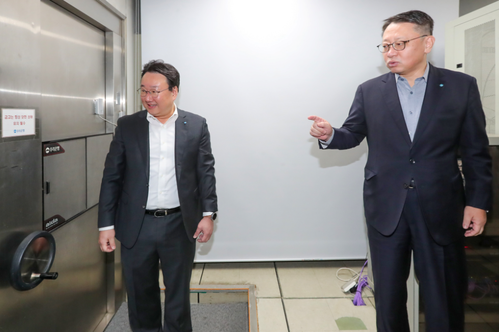 정진완 은행장(오른쪽)이 지점에 있는 금고의 잠금장치 이상 유무 및 관리 상태를 점검하고 있다. 사진=우리은행