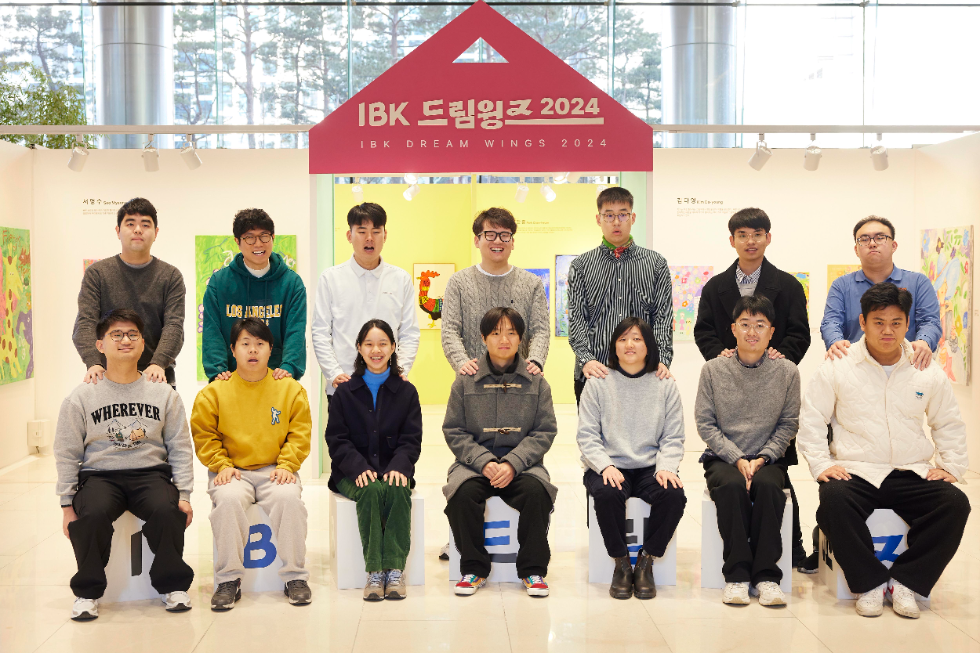 서울 을지로 기업은행 본점 로비에서 IBK드림윙즈 작가들이 기념촬영을 하고 있는 모습. 사진=IBK기업은행