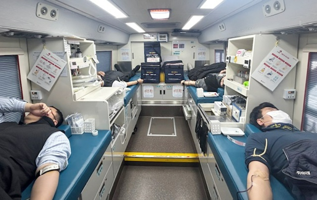 헌혈에 참여하고 있는 직원들의 모습.(사진=TS)