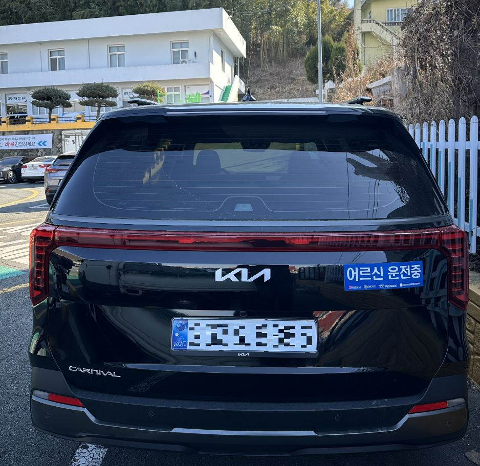 한국교통안전공단 고령운전자 표지 부착 사진.(사진=TS)