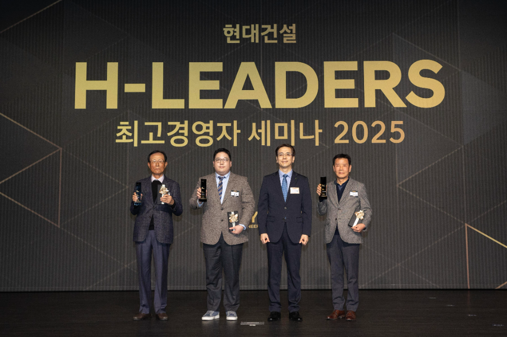 ‘2025 H-Leaders 최고경영자 세미나’에서 현대건설 이한우 대표이사(오른쪽에서 2번째)와 공정(일우건설)· 품질(웅진개발)·안전(신원이엔지개발) 분야 최우수 협력사 대표들이 시상식 후 기념 촬영을 진행하고 있다.(사진=현대건설)