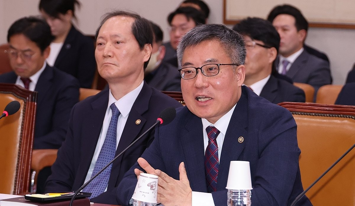 답변하는 김석우 법무부 장관 직무대행(사진=연합뉴스)