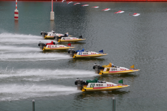 미사리경정장에서 김완석을 선두로 선수들이 힘차게 출발하고 있다.(사진=국민체육진흥공단)