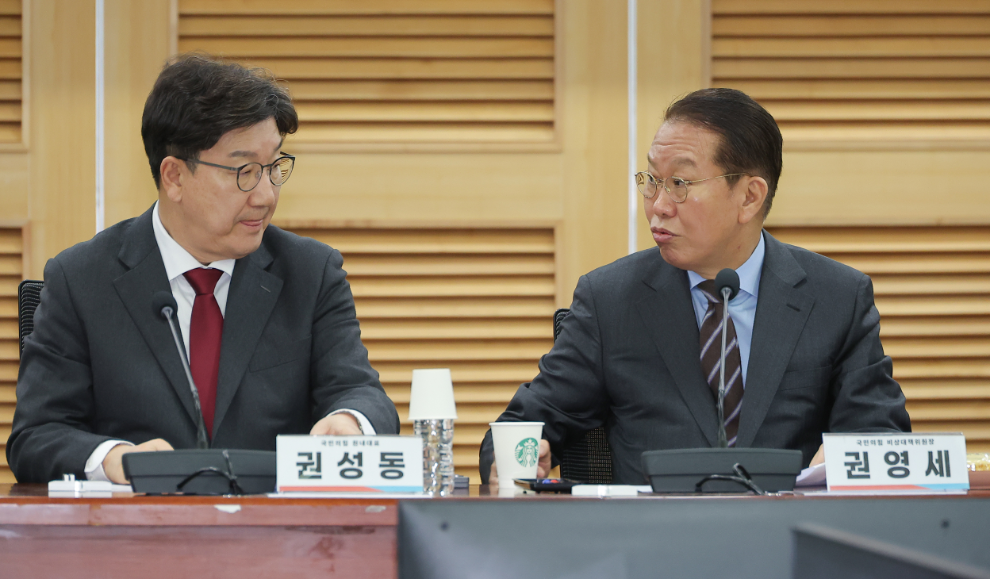대화하는 권영세 비대위원장-권성동 원내대표(사진=연합뉴스)