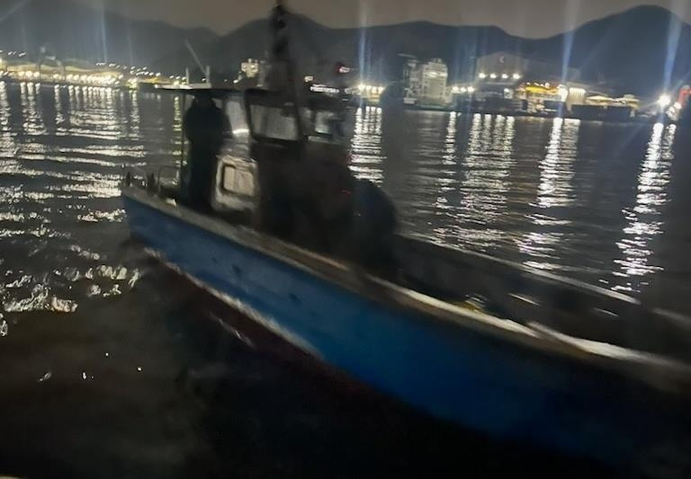 진해 앞바다 출몰해 조개류 무단 채취하는 어선(사진=연합뉴스)