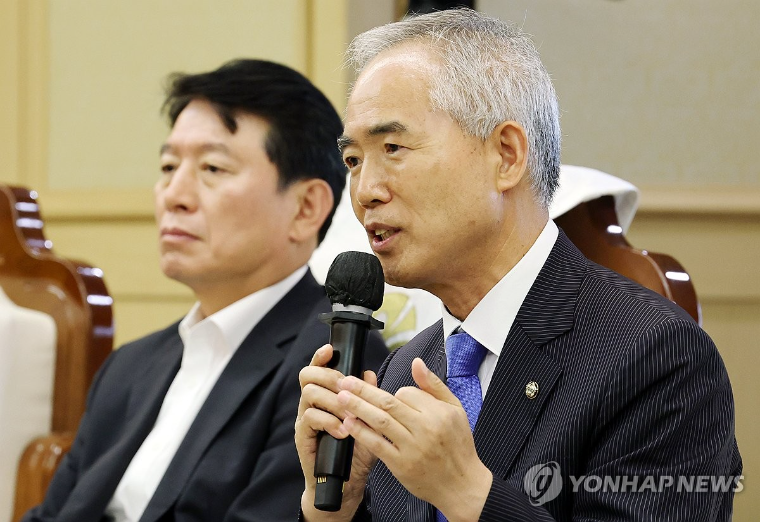 양부남 (오른쪽) 국회의원 (사진=연합뉴스)