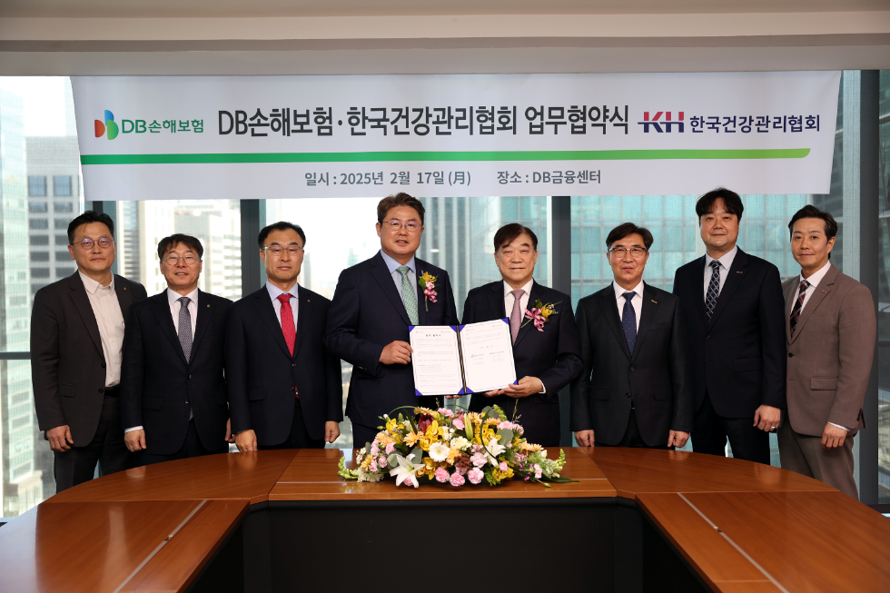 지난 17일 서울시 강남구 DB금융센터에서 DB손해보험 문진욱 본부장(왼쪽부터), 안승기 부사장, 박성식 부사장, 정종표 사장과 한국건강관리협회 김인원 회장, 강위중 사무총장, 정준원 본부장, 하경윤 부장이 업무협약식을 맺고 기념촬영을 하고 있다. 사진=DB손해보험