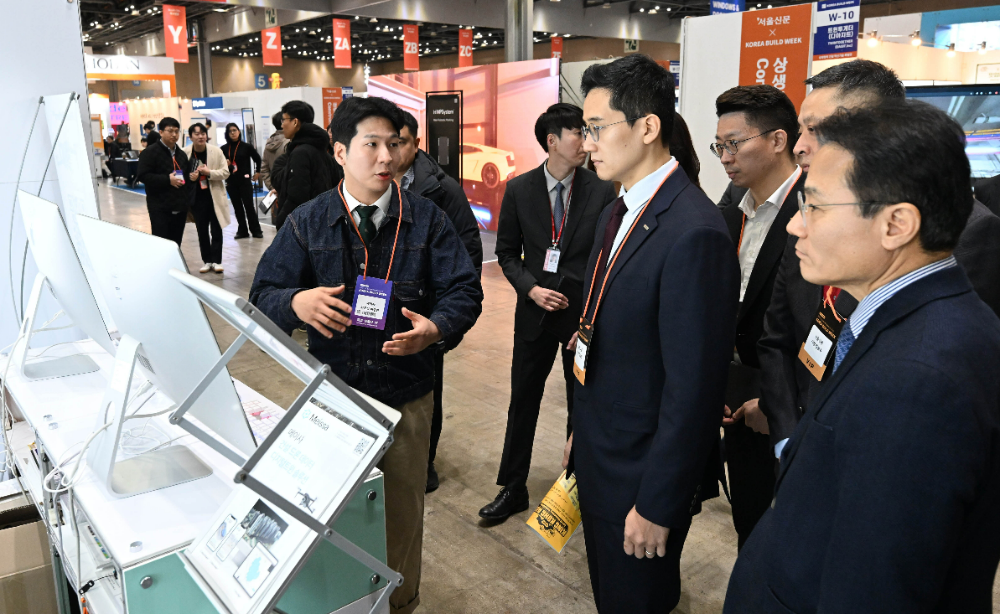 호반그룹 김대헌 기획총괄사장이 ‘2025 코리아빌드위크’ 부스를 둘러보고 있다.(사진=호반건설)